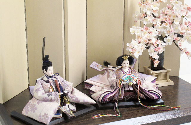 雛人形にはなぜ桜の花と橘の花が飾られているの コラム 人形の松屋 正月飾り ひな人形 五月人形 鯉のぼり 盆提灯