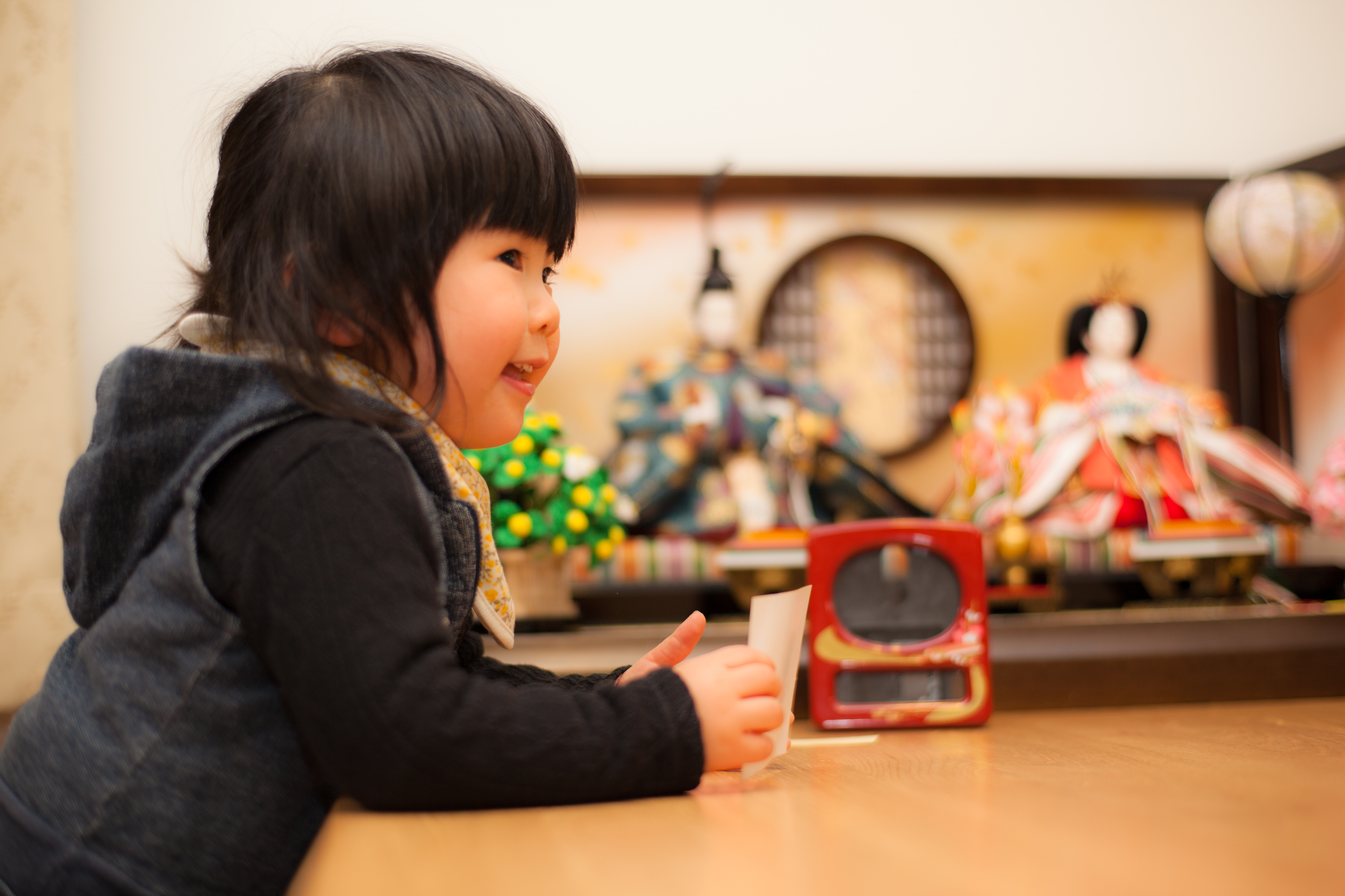 ひな人形を楽しむお子様の様子