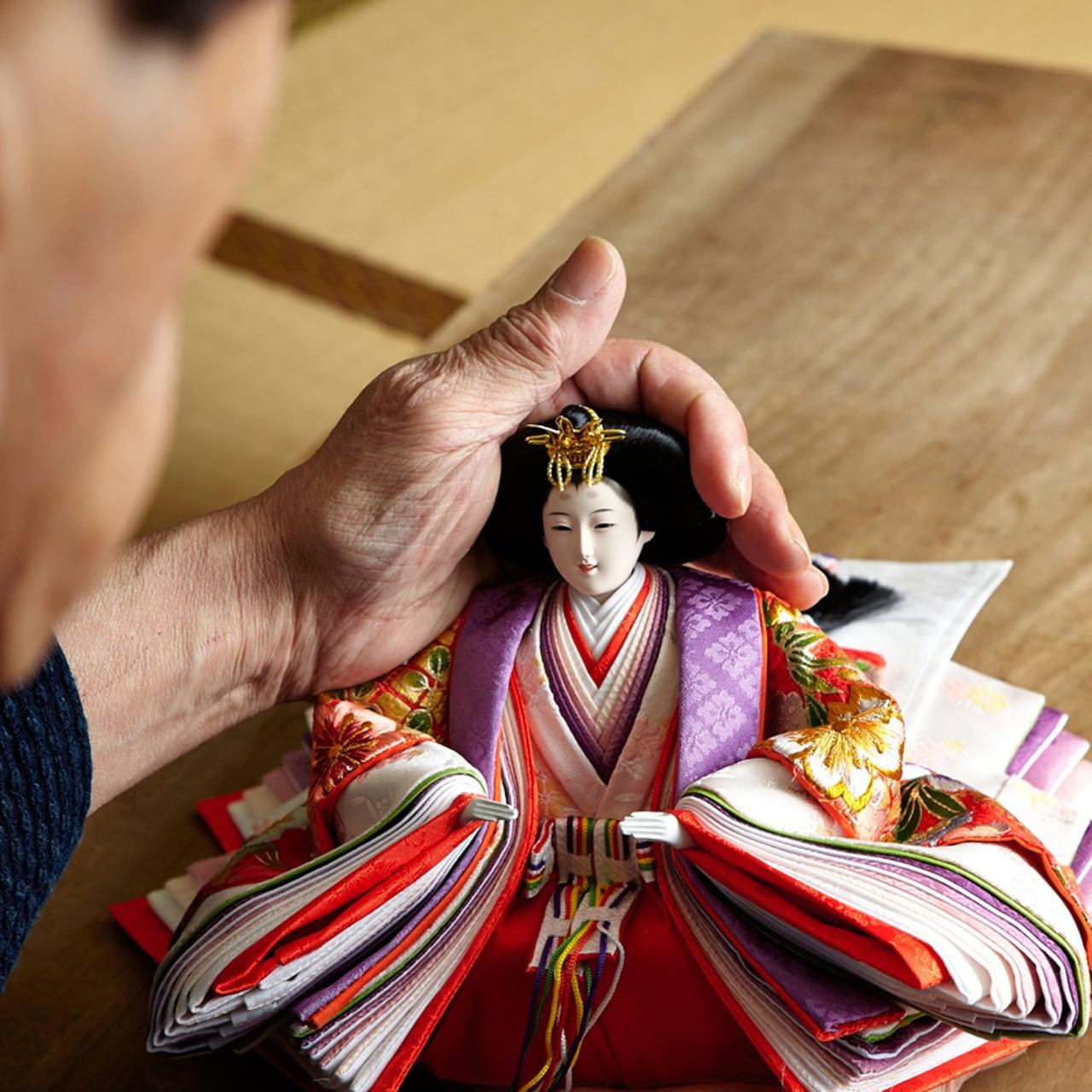 本格品質のひな人形。高級西陣織や博多織の衣装が特徴です。